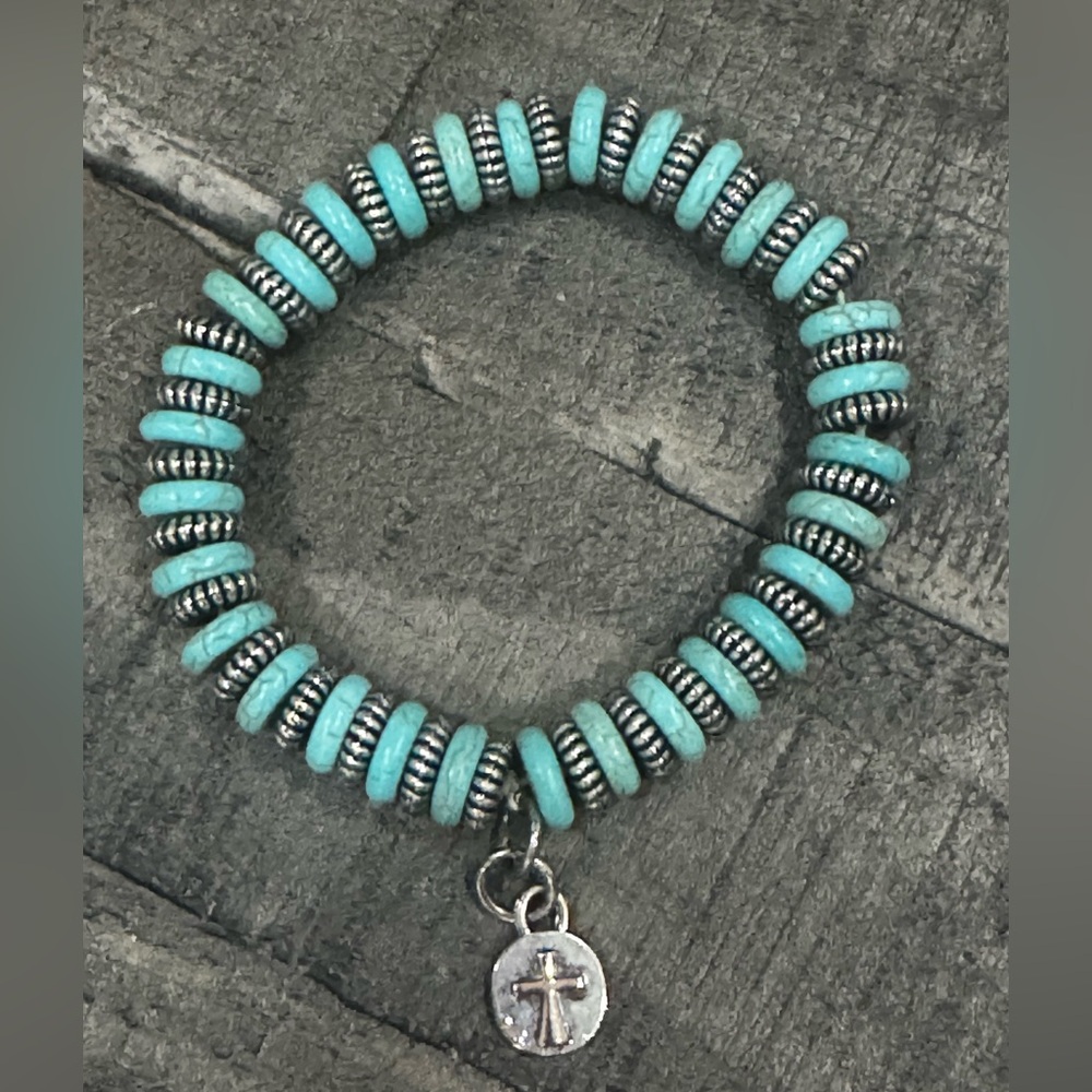 ☀️ NWOT - Turquoise Beaded Bracelet with Cross Charm